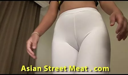 Các cô gái hợp xướng đặt mông họ sex vu to nhật bản trong chuồng gà.
