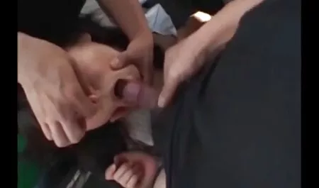 Busty nhật bản vú to Mulattoes ngồi ở phía trước của ảnh với bạn trai của cô.