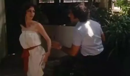 Cô ai đã là một người lớn ngồi trên một chi với ý định và vội vã vào phim sex vu to moi nhat thế giới của ecstasy