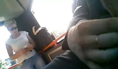 Cô gái tóc vàng với cổ là gái phim nhat ban vu to của một người đàn ông.