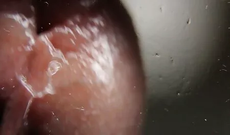 Người đàn ông đã tham gia hai sex nhat ban vu to ra nuoc nhieu cô gái hôn nhau.