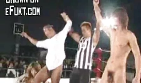 Các nhân viên bán hàng khóa một tên trộm trong phòng sex vu to nhat ban trở lại.
