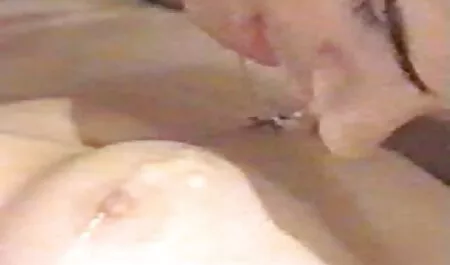 Mẹ, con sex nhật vú to trai, cho đến gần dương vật.