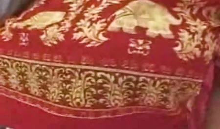 Hai cô gái trẻ đồng phim set nhat vu to ý để lan truyền chân của họ
